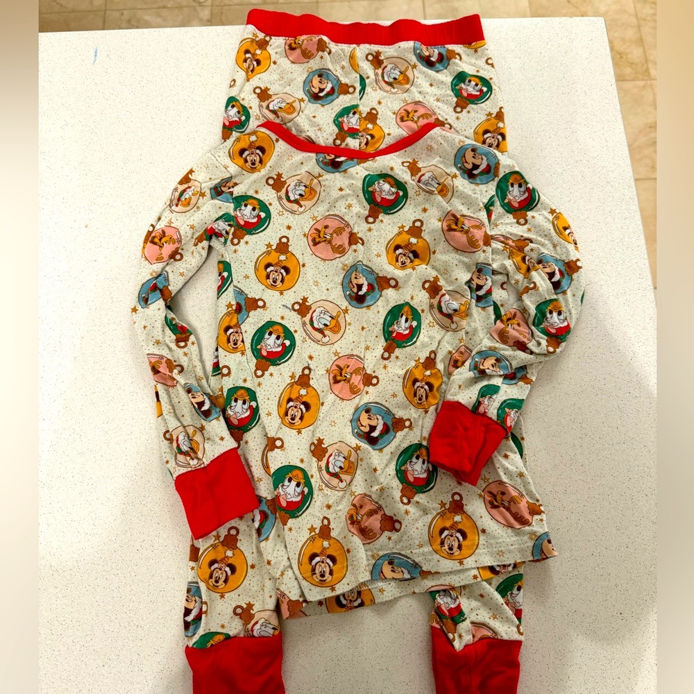Disney Christmas Pajamas 4t Good Conditions.